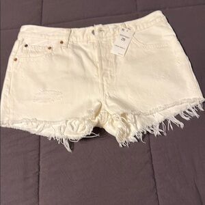 NWT Levi’s white distressed shorts
